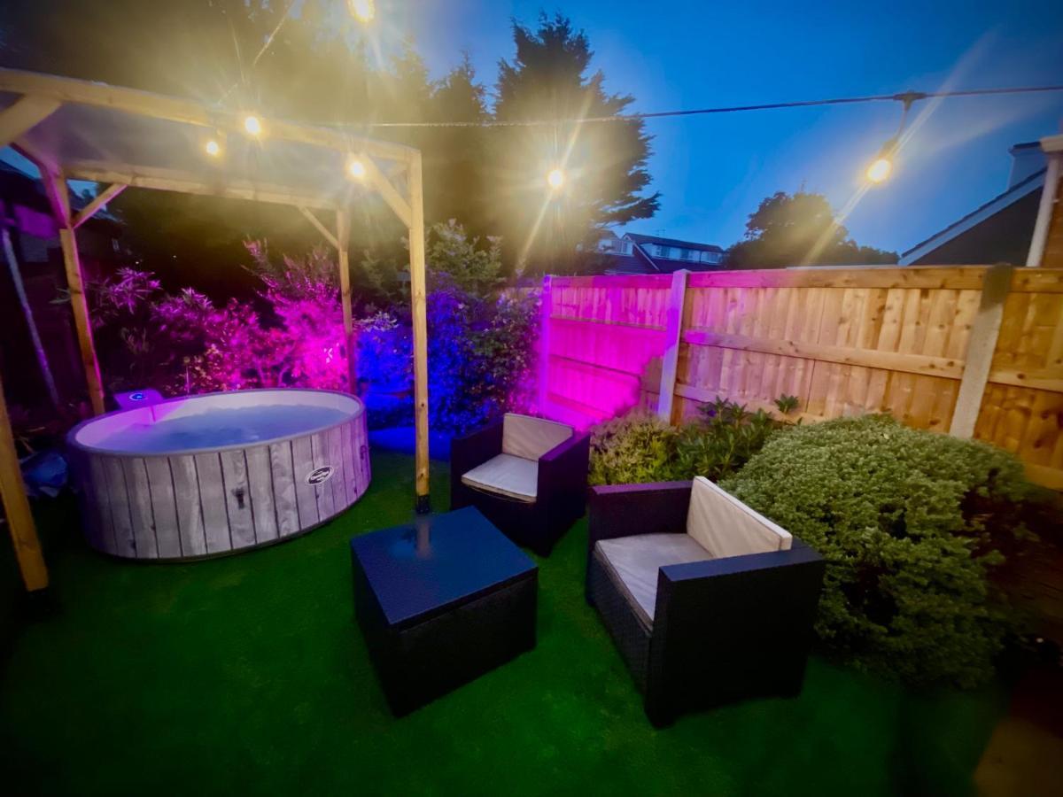Remarkable 3-Bed Hot Tub House In Blackpool Eksteriør billede